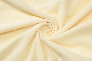 Makro-Detail von atmungsaktivem hellgelbem Mesh-Gewebe mit weicher Stricktextur
