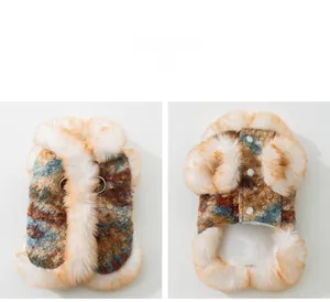 Detailansicht der kuscheligen Fleece-Haustierweste mit Druckknöpfen und Leinenring