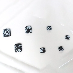 Matte schwarze Zehennägel zum Aufkleben mit weißem Totenkopf-Design für Halloween