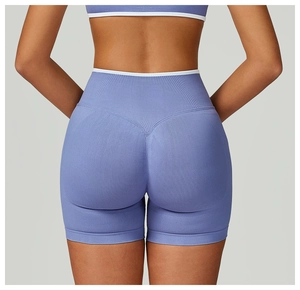 Dettaglio degli shorts da yoga lilla senza cuciture con vita alta e cucitura effetto push-up