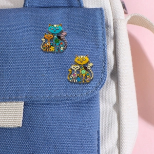Broches chat en émail de dessin animé avec motifs floraux sur un sac en toile bleue