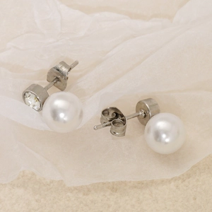 Boucles d'oreilles élégantes en acier titane avec perles blanches et zircons brillants