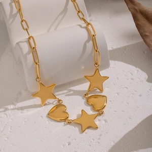 Collier doré avec pendentifs étoile et cœur et chaîne à maillons rectangulaires