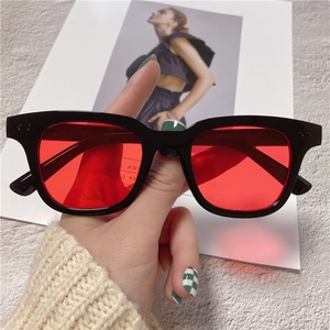 Retro-Sonnenbrille mit dickem schwarzem Rahmen und leuchtend roten Gläsern für Mode