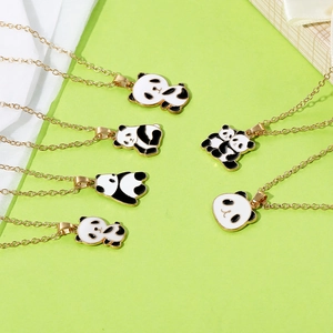 Collane con ciondolo a forma di panda carino con smalto nero e bianco e catena d'oro