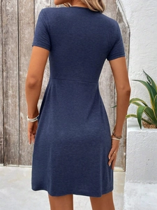 Vestido de punto azul oscuro con manga corta, cuello en V y cintura ajustada espalda