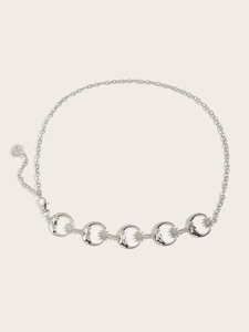 Chaîne de taille en métal argenté avec pendentifs lune et étoile en vue à plat circulaire