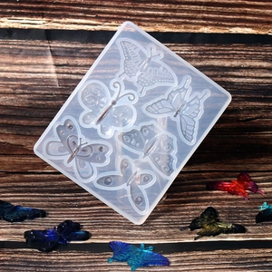 Moule en silicone 5 cavités papillon pour résine avec des pendentifs colorés