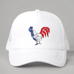 Dettaglio ravvicinato del cappello trucker bianco con stampa di gallo rosso, bianco e blu