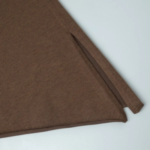 Détail de l'ensemble en maille marron montrant la fente latérale et l'ourlet fini