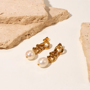 Detail of 18K gold plated Cuban chain earrings featuring round white freshwater pearls