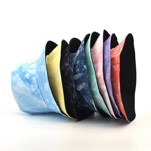 Collection détaillée de bobs en coton tie-dye aux motifs variés et couleurs vibrantes