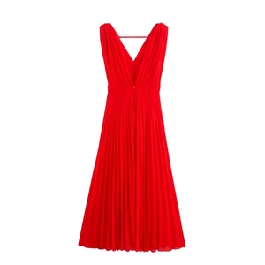 Robe midi rouge plissée sans manches avec décolleté en V profond et taille ajustée