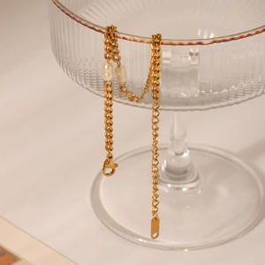 Detail of 18K gold stainless steel Cuban chain bracelet with freshwater pearls and clasp