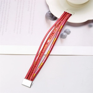 Détail du bracelet multicouche en cuir rouge avec perles colorées et fermoir magnétique argent