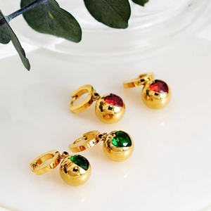 Boucles d'oreilles boules dorées avec pierres de cœur émeraude et rubis sur acier poli