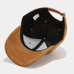 Détail de la doublure interne et de l'étiquette en coton d'une casquette en velours