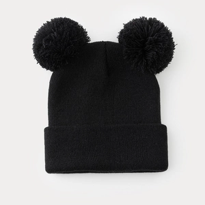 Grazioso berretto in maglia nera da donna con due pompon in morbida ecopelliccia