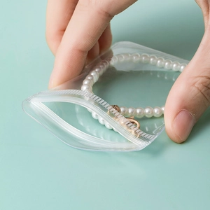 Transparenter Schmuckbeutel mit Verschlussstreifen schützt Perlenkette vor Oxidation