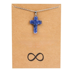 Détail du pendentif croix en pierre bleue sur chaîne argentée avec carte d'amitié
