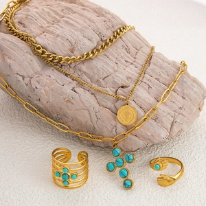 Goldenes religiöses Schmuckset mit Türkissteinen und einem heiligen Medaillon