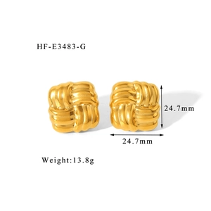 Détail de boucles d'oreilles goutte dorées avec texture tissée et dimensions 24,7 mm