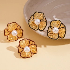 Vintage 18k gold-plated hollow flower earrings with white pearls in black and red colors