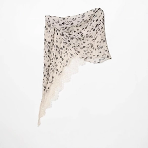 Écharpe blanche à pois noirs avec bordure en dentelle pour femmes en tissu léger