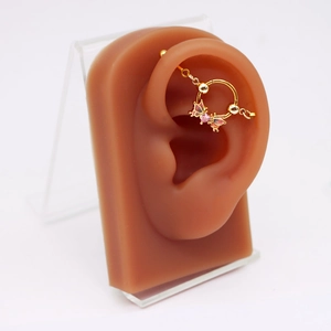 Industrial Barbell mit goldenem Schmetterling und rosa Herz-Kristall auf Ohrmodell