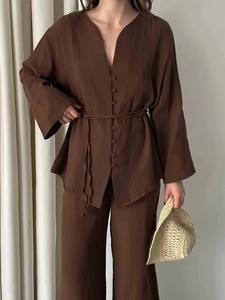 Elegante completo marrone scuro con camicia a bottoni scollo a V e pantaloni a gamba larga