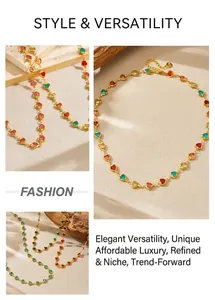 Détail du collier en acier doré 18K avec cristaux colorés en forme de cœur