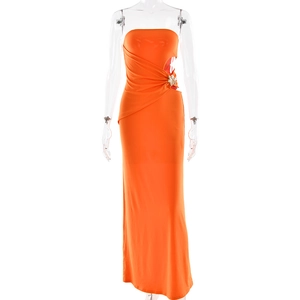 Robe longue bustier orange élégante avec découpe latérale et détail de boucle