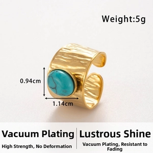 Detailaufnahme des goldenen Ringes mit Wellentextur und grünem Türkis-Schmuckstein