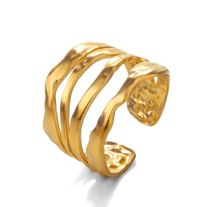 Bague ajustable dorée irrégulière avec texture martelée ondulée pour femme