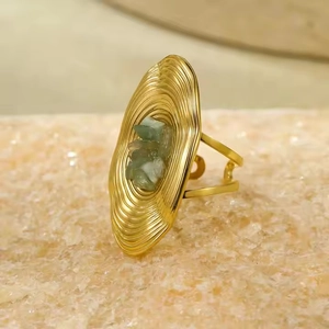 Vintage gouden roestvrijstalen ovale ring met groene natuurstenen op kristal