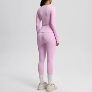 Détail du tissu brossé rose respirant sur l'ensemble de yoga haut et legging