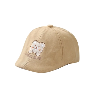 Béret beige pour bébé avec broderie ours présenté sous un angle de 45 degrés