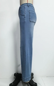 Vue latérale d'un jean bleu large montrant les poches latérales et les surpiqûres