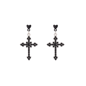 Vue détaillée de clous d'oreilles cœur gothiques avec croix en strass noir en métal