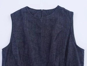 Détail de la robe midi en jean bleu foncé avec col rond et design sans manches moderne