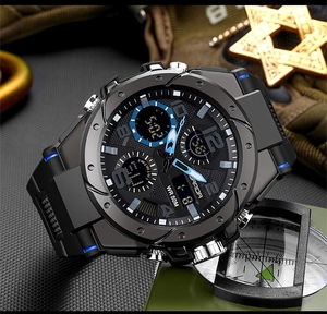 Dettaglio dell'orologio SANDA a doppio display con accenti blu e sfondo mimetico
