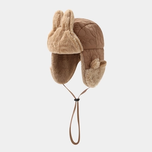 Detalle de gorro de aviador acolchado con forro de felpa y lindas orejas de conejo