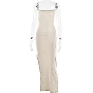 Détail d'une robe longue beige à bretelles sur mannequin montrant la coupe ajustée