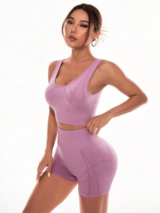 Detail eines fliederfarbenen Yoga-Sets mit geometrischer Textur und hoher Taillenhose