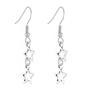 Détail macro de boucles d'oreilles étoiles en argent avec un design à double étoile