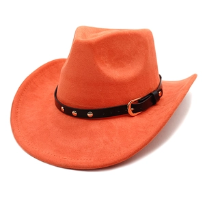 Détail d'un chapeau de cowboy orange avec bande en cuir noir et rivets métalliques dorés