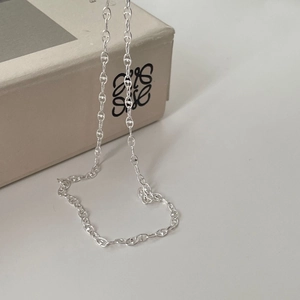 Elegant s925 silver anchor link chain necklace draped over a minimalist gift box