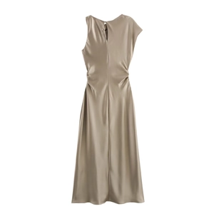 Elegante champagne goud satijnen mouwloze jurk met geplooide textuur en zijdeachtige val