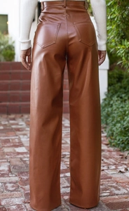 Detailansicht der braunen PU-Lederhose mit hoher Taille und lockerer Vintage-Passform