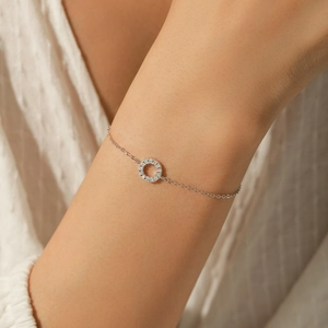 Bracelet géométrique en argent S925 avec pendentif rond serti de moissanite brillante